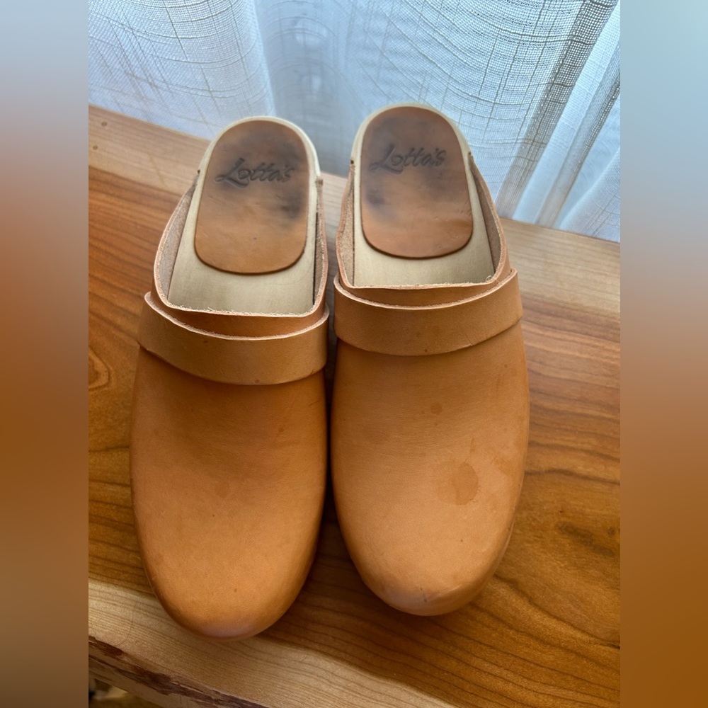 Lotta from Stockholm ‘Elsa’ clog, size 39. I wear a women’s 8 and these fit me.